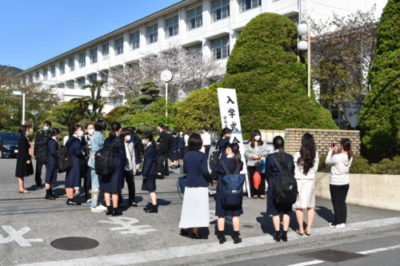 校門前の記念撮影